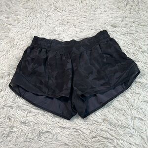 Lululemon Hotty Hot Short II *2.5" Incognito Camo Multi Gator Green / Black